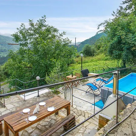 別荘 Cozy In Tribogna With Wifi