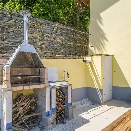 別荘 Cozy In Tribogna With Wifi